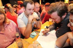 Die kennen wir nicht, aber wir sind im Hintergrund!